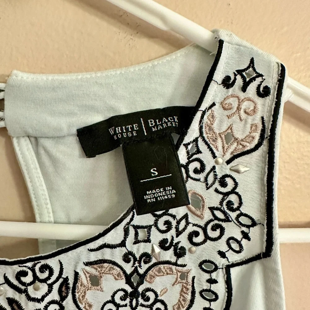 White House Black Market Embroidered White Top - Picture 3 of 8